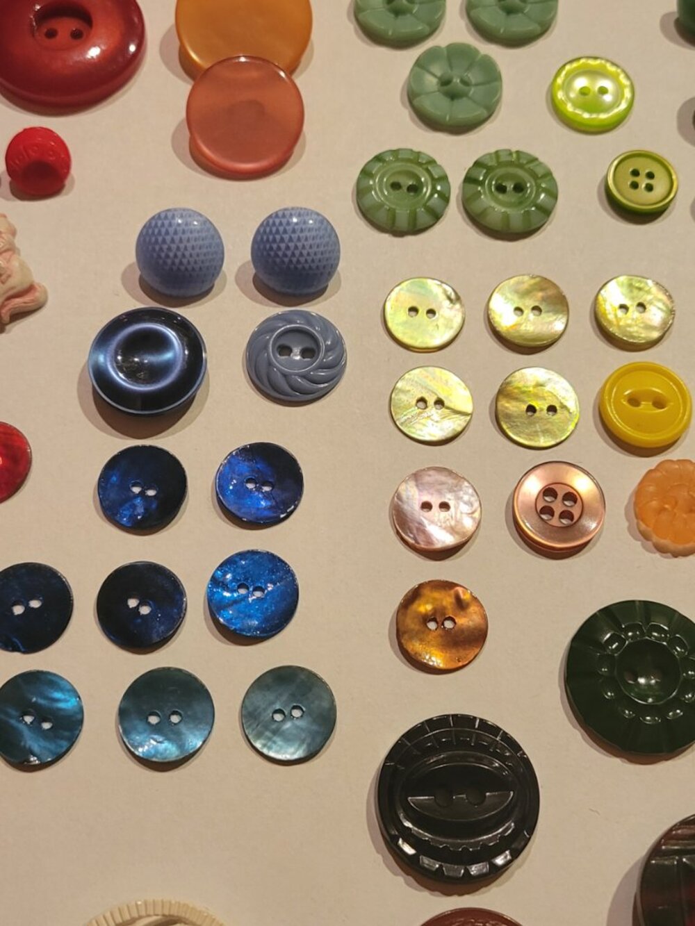 Lot of Assorted Vintage Buttons - Picture 3 of 9